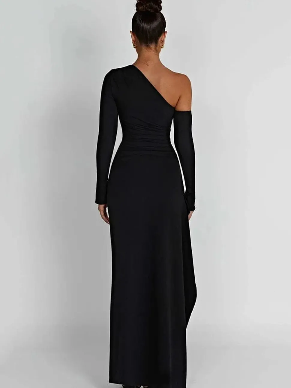 Robe fendue avec épaule dénudée