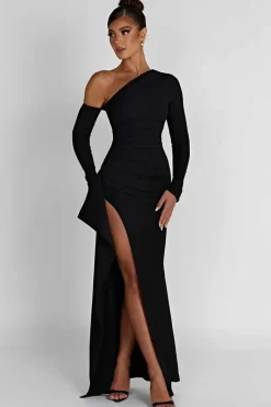 Robe fendue avec épaule dénudée