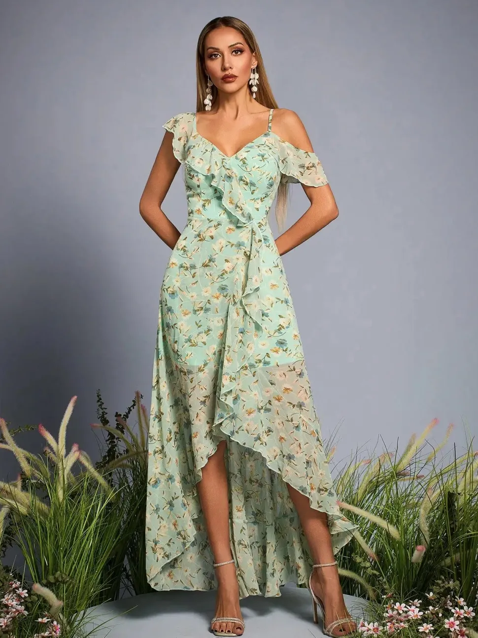 Robe fleurie asymétrique à épaules dénudées