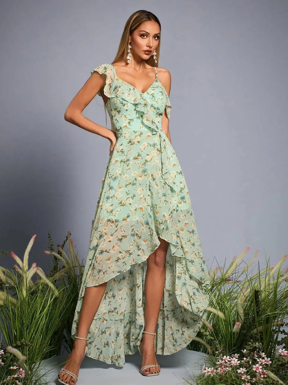 Robe fleurie asymétrique à épaules dénudées