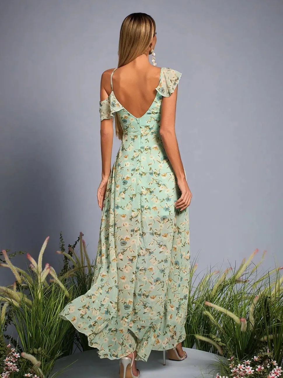 Robe fleurie asymétrique à épaules dénudées