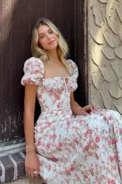 Robe fleurie col carré manches courtes