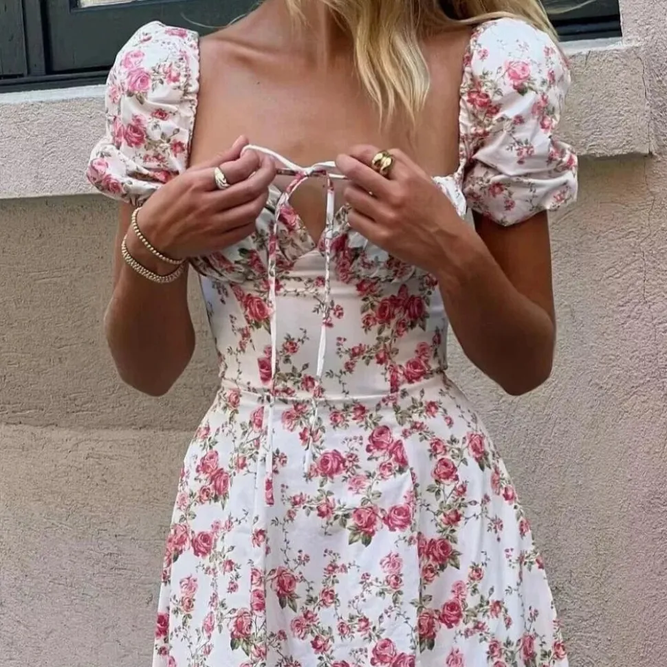 Robe fleurie col carré manches courtes