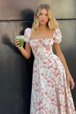 Robe fleurie col carré manches courtes