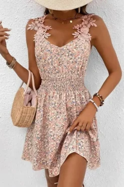 Robe fleurie courte bretelles en dentelle