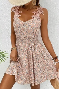 Robe fleurie courte bretelles en dentelle