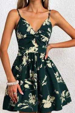 Robe fleurie courte à bretelles évasée