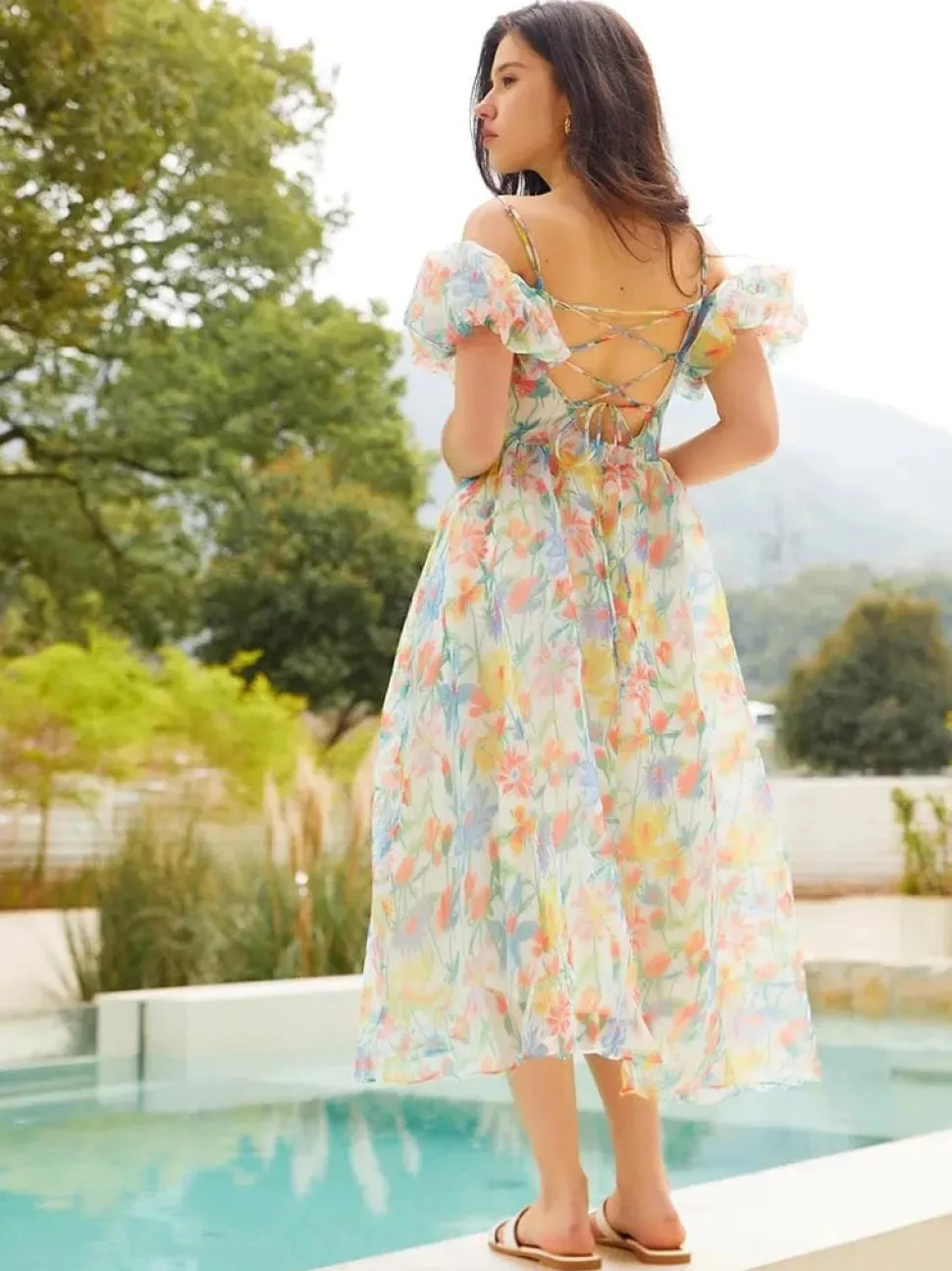 Robe fleurie invitée mariage dos nu