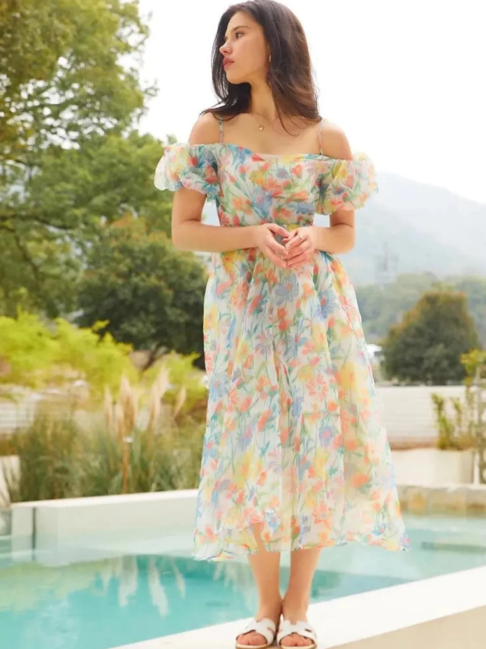 Robe fleurie invitée mariage dos nu