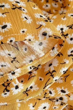 Robe fleurie jaune pour été
