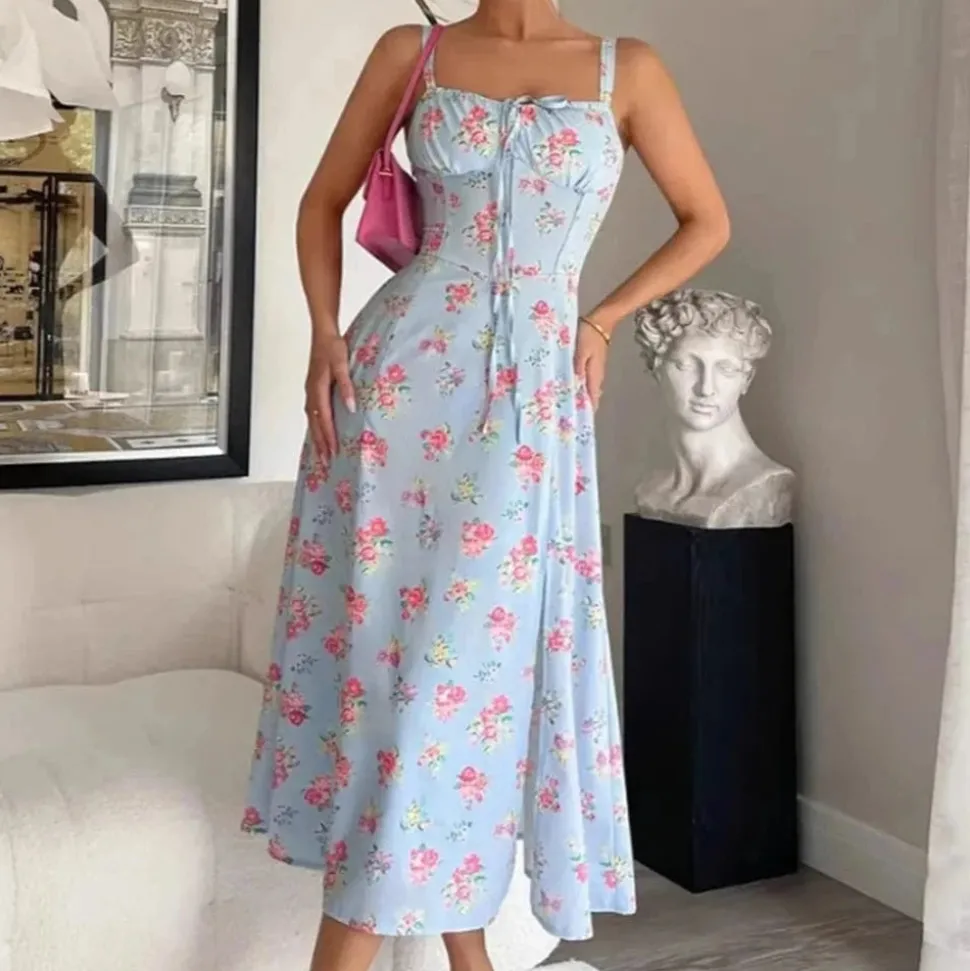 Robe fleurie midi avec fente latérale et encolure carrée