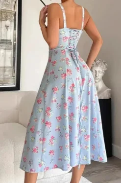 Robe fleurie midi avec fente latérale et encolure carrée