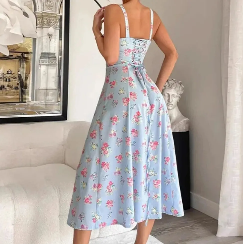 Robe fleurie midi avec fente latérale et encolure carrée