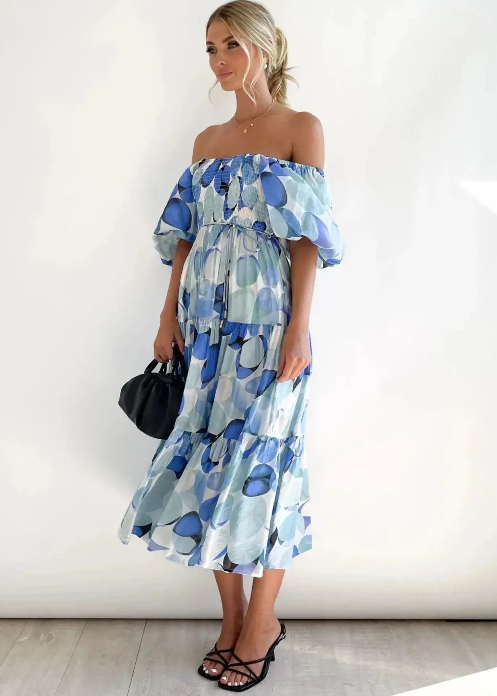 Robe fleurie midi épaules dénudées