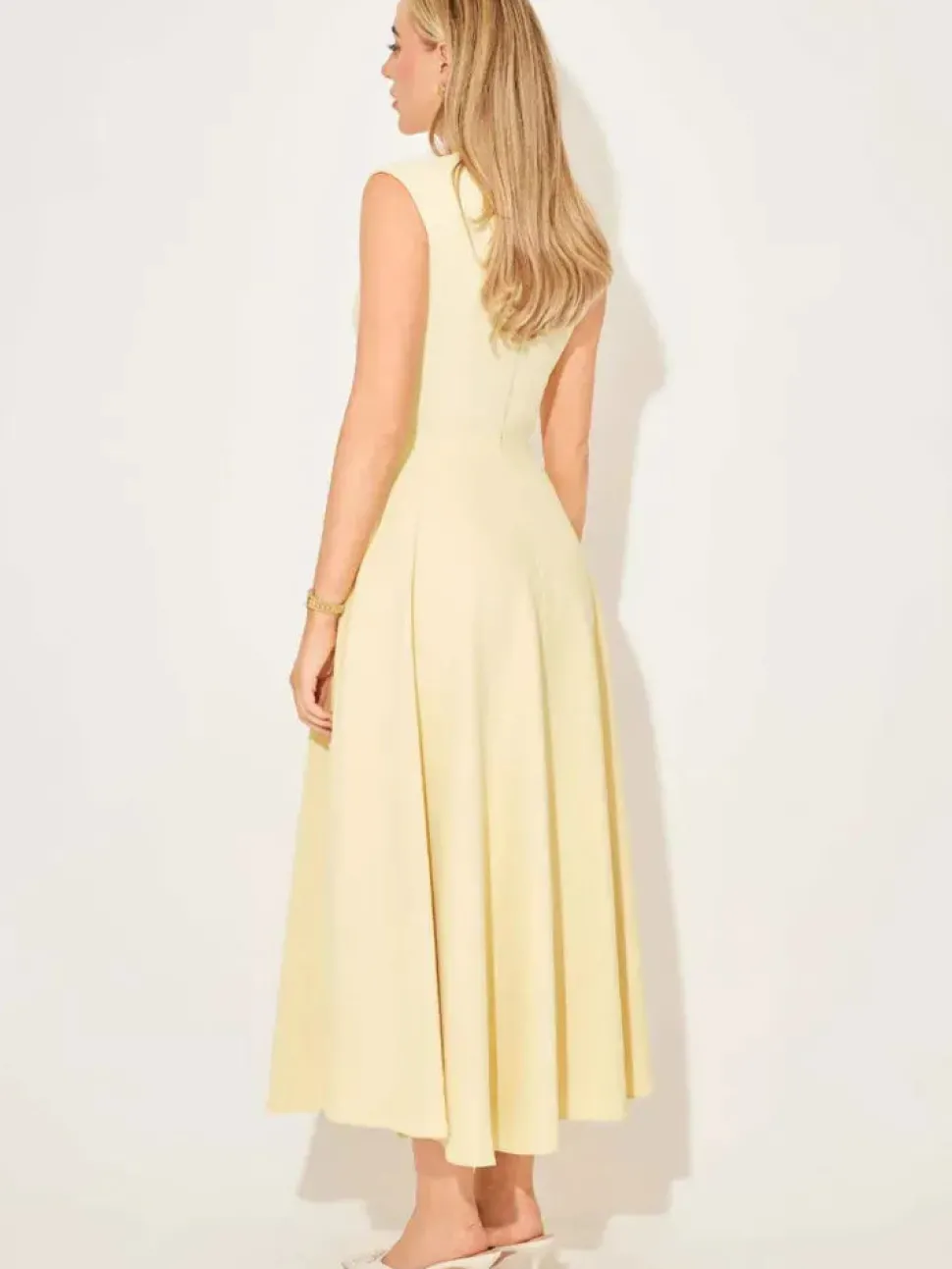 Robe habillée midi sans manches évasée