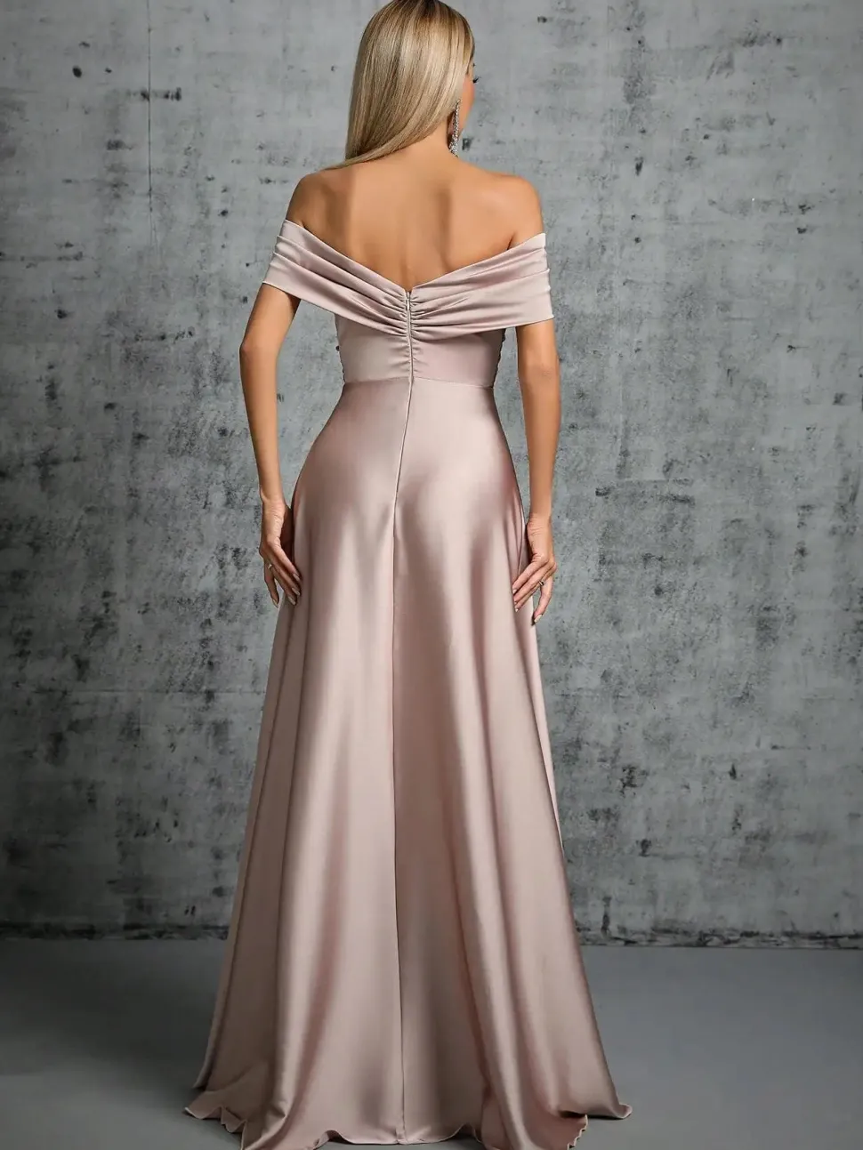 Robe invitée de mariage taupe avec épaules dénudées