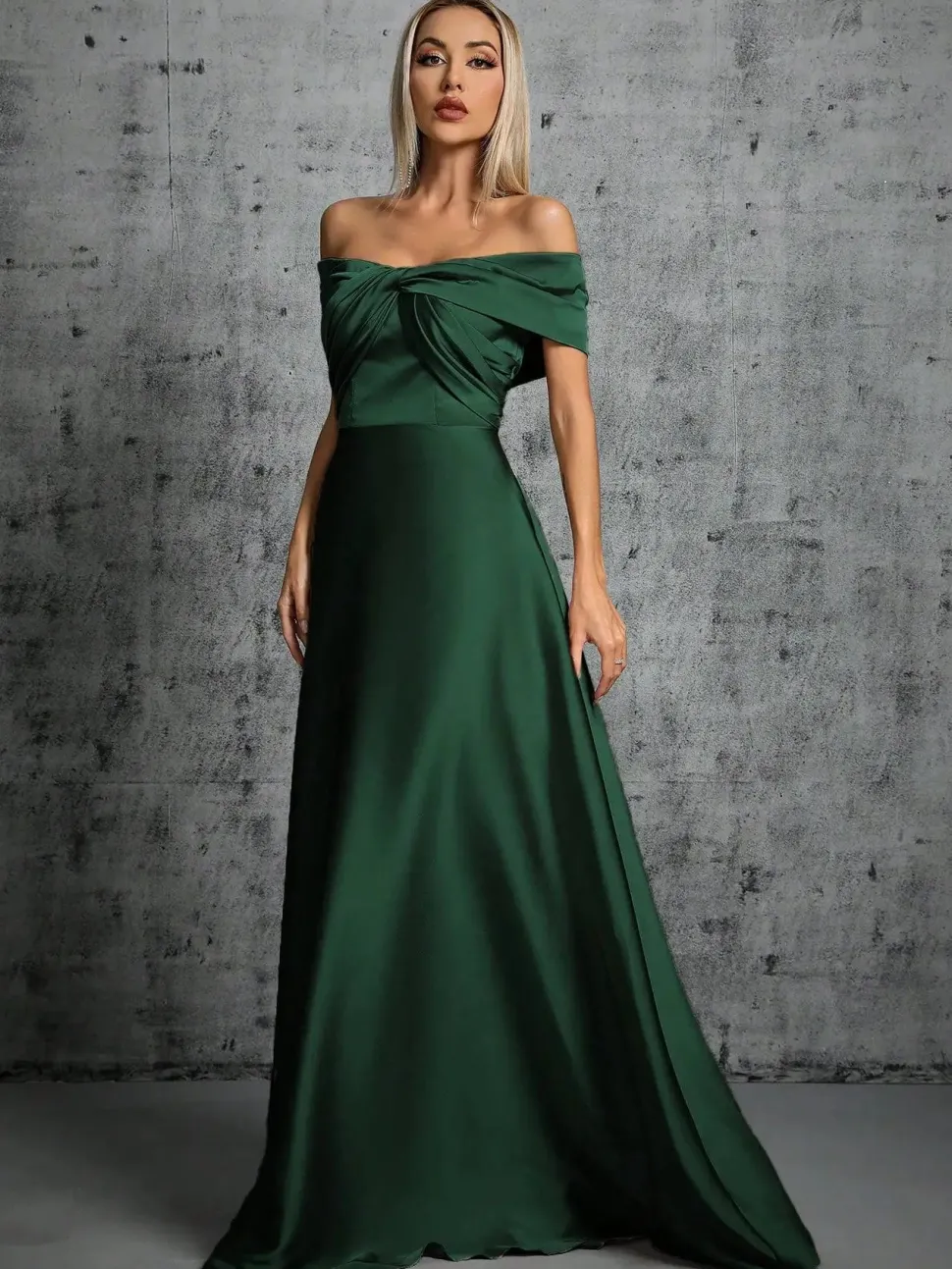 Robe invitée de mariage taupe avec épaules dénudées