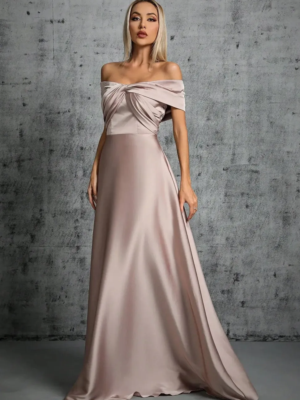Robe invitée de mariage taupe avec épaules dénudées