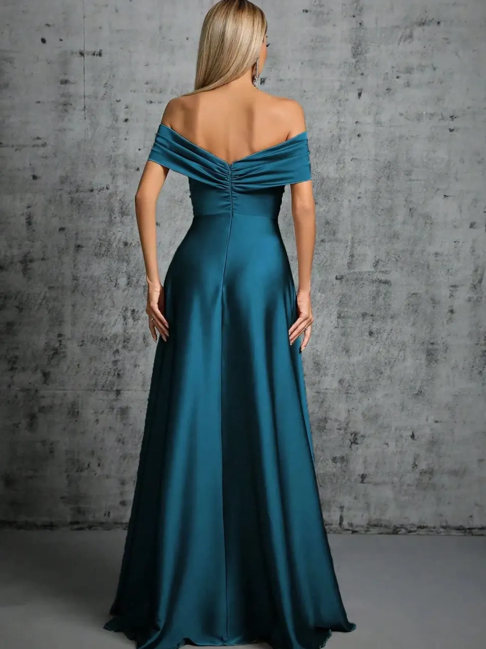 Robe invitée de mariage taupe avec épaules dénudées
