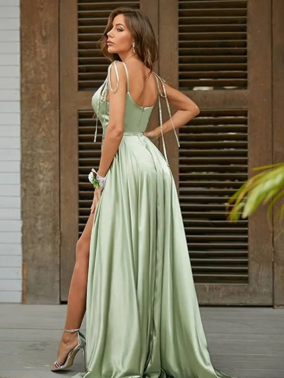 Robe invitée de mariage vert sauge satin