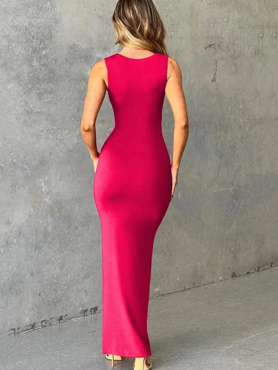 Robe longue à décolleté carré