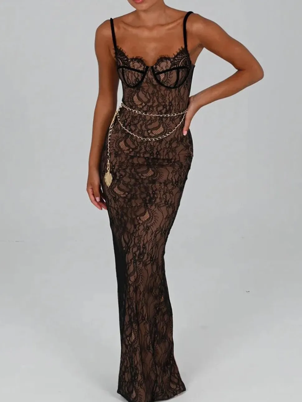 Robe longue en dentelle noire