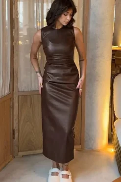 Robe longue sans manches en simili cuir