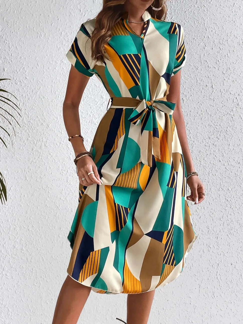 Robe midi colorée à manches courtes