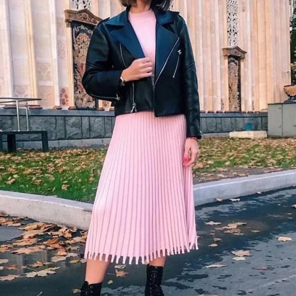 Robe midi en maille côtelée plissée manches longues