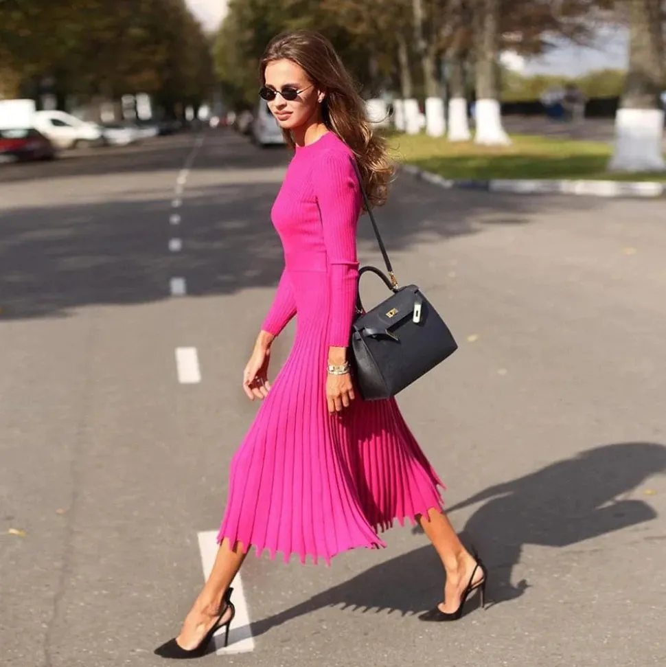 Robe midi en maille côtelée plissée manches longues