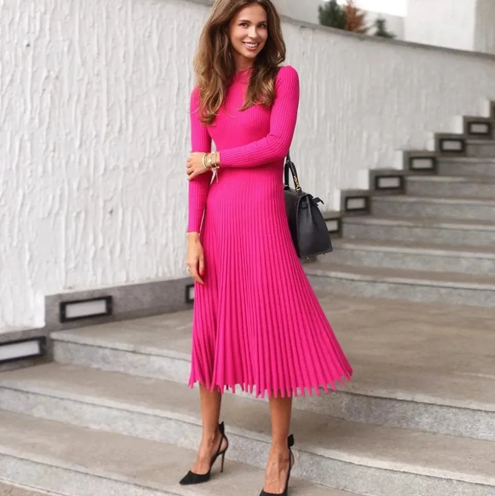 Robe midi en maille côtelée plissée manches longues