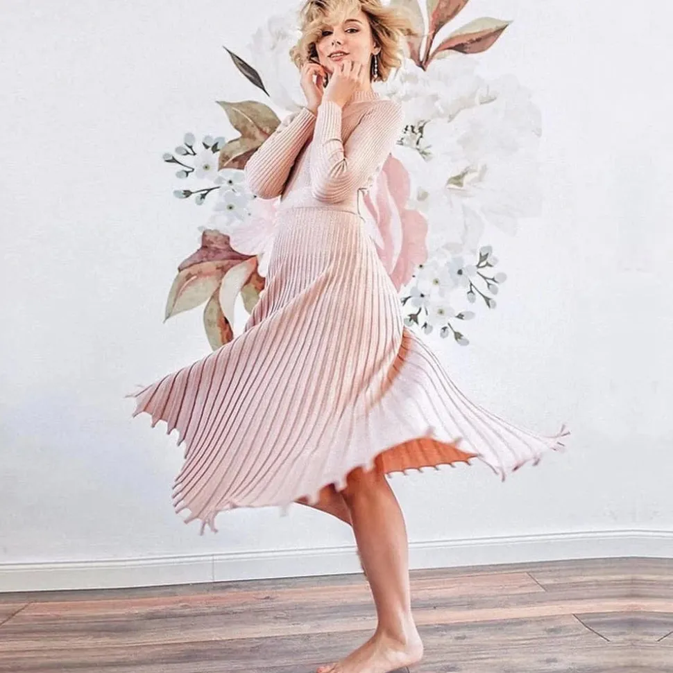 Robe midi en maille côtelée plissée manches longues