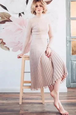 Robe midi en maille côtelée plissée manches longues