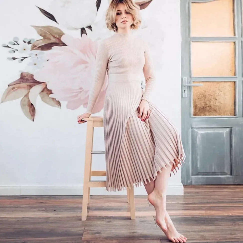 Robe midi en maille côtelée plissée manches longues