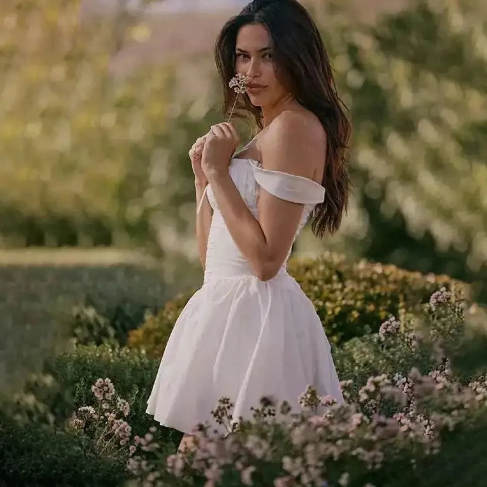 Robe mini blanche pour l'été