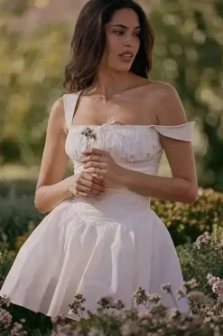 Robe mini blanche pour l'été