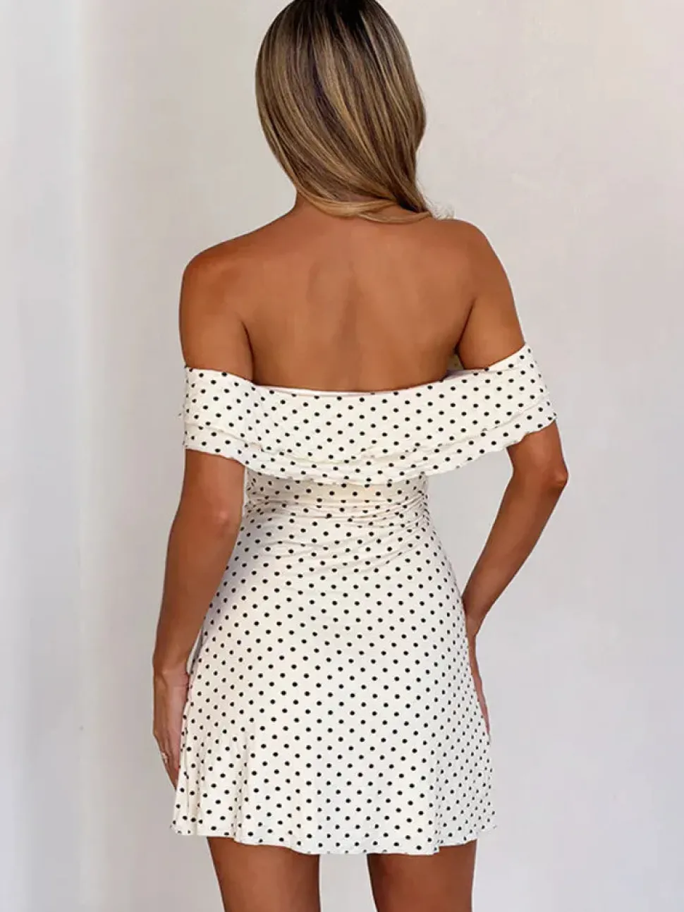 Robe mini sexy blanche à pois épaules dénudées