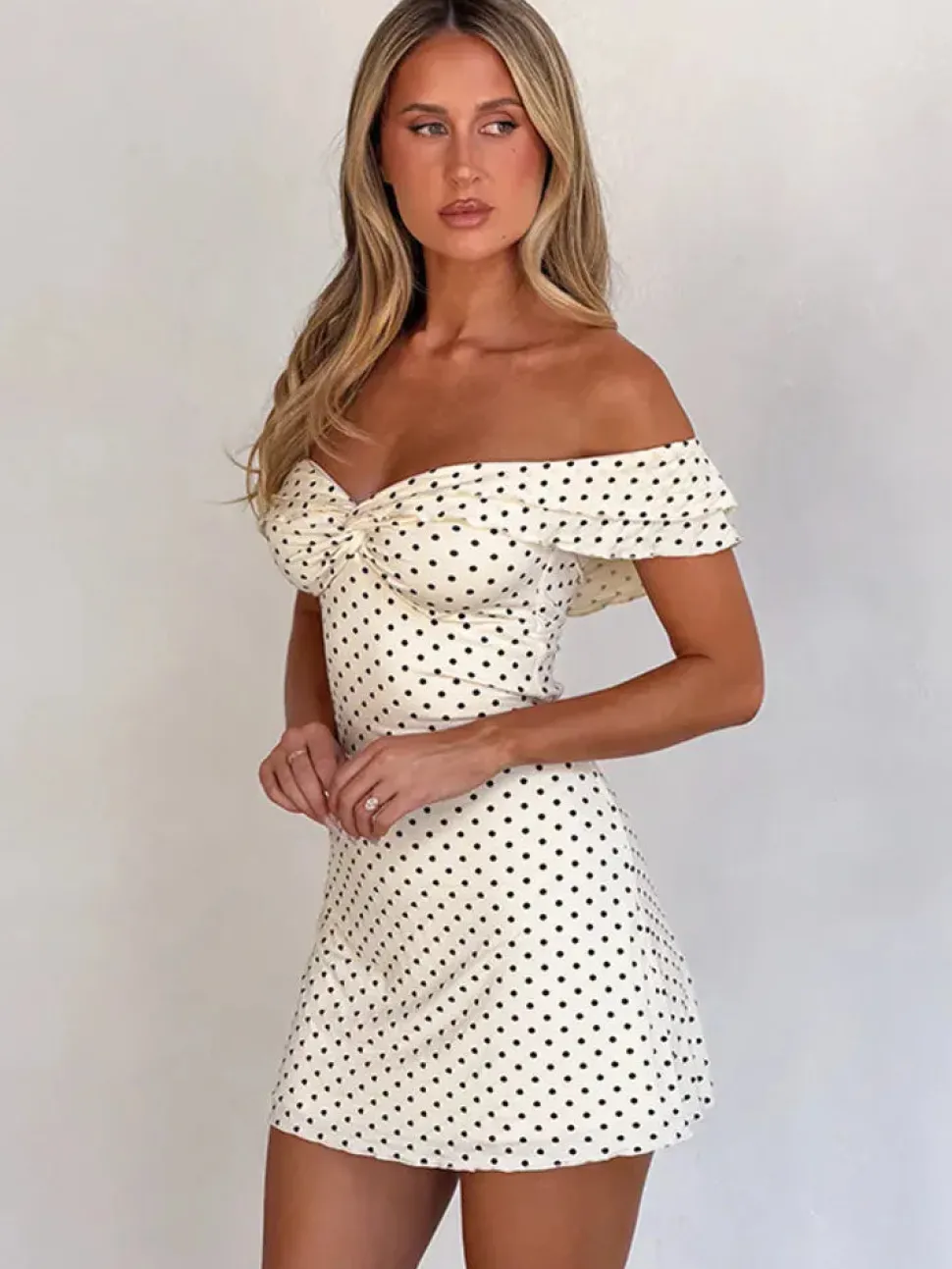 Robe mini sexy blanche à pois épaules dénudées
