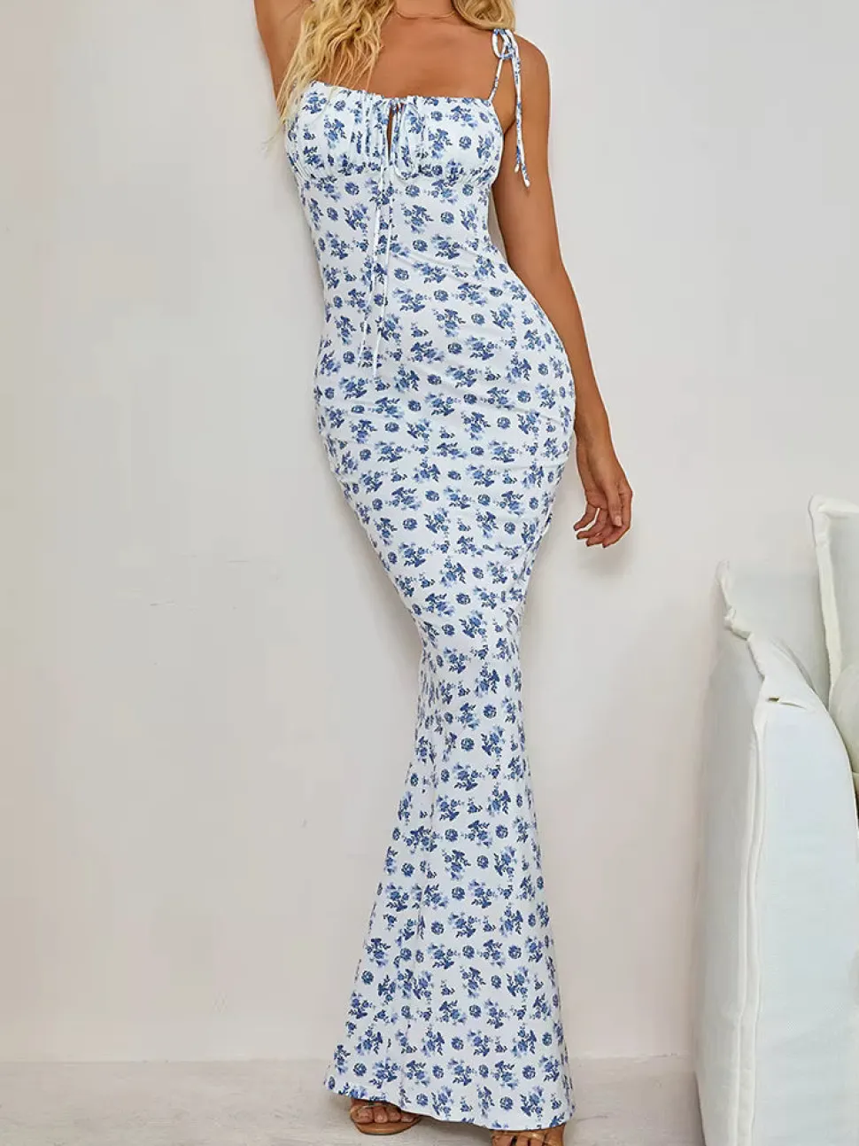 Robe moulante longue à imprimé floral bleu sur blanc