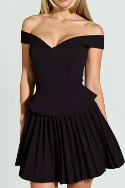 Robe noire courte à épaules dénudées et jupe plissée