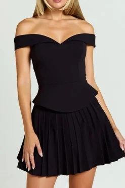 Robe noire courte à épaules dénudées et jupe plissée