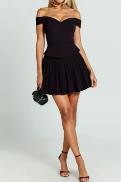 Robe noire courte à épaules dénudées et jupe plissée