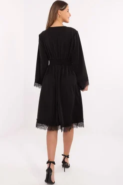 Robe noire élégante manches longues finition dentelle