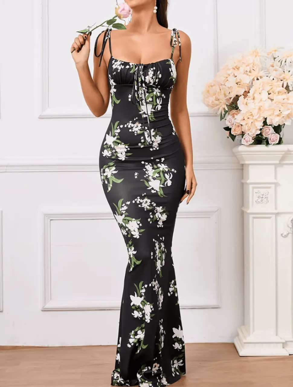 Robe noire motif fleuri moulante bretelles fines à nouer