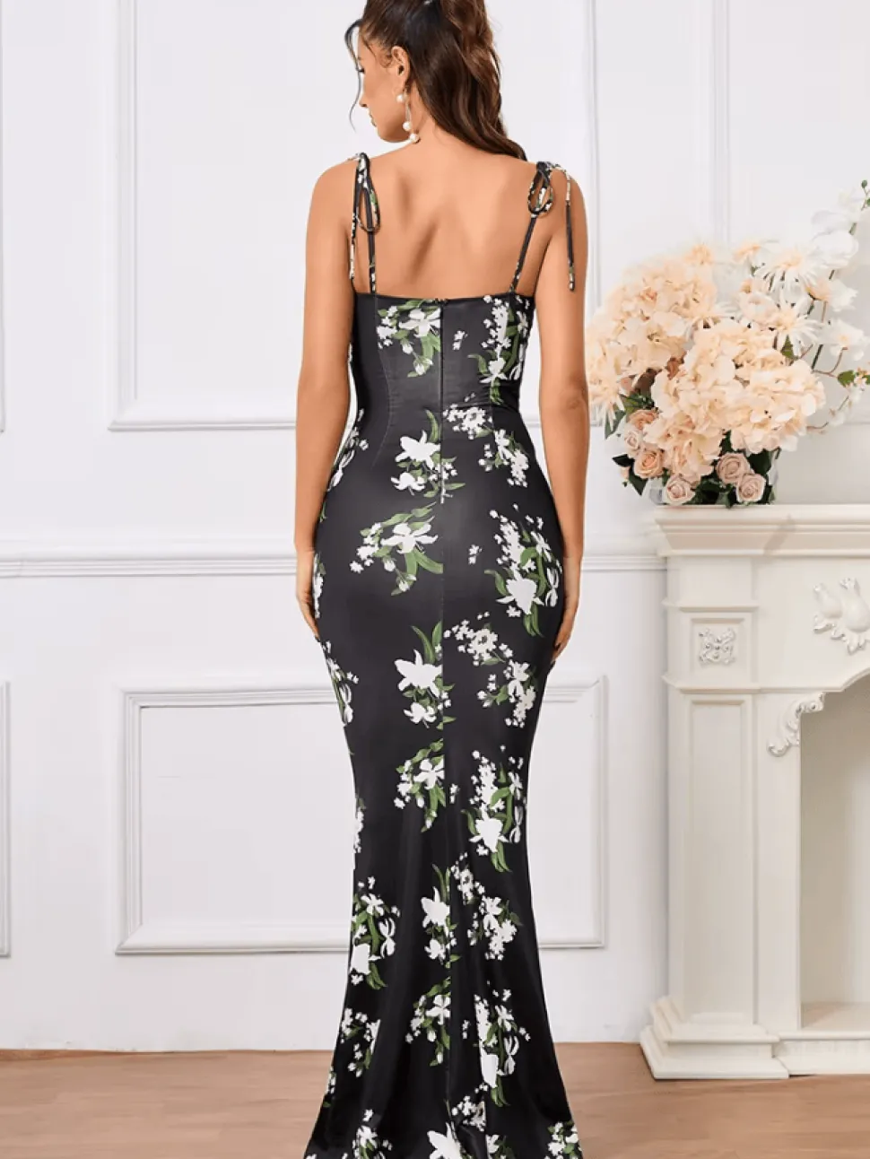 Robe noire motif fleuri moulante bretelles fines à nouer