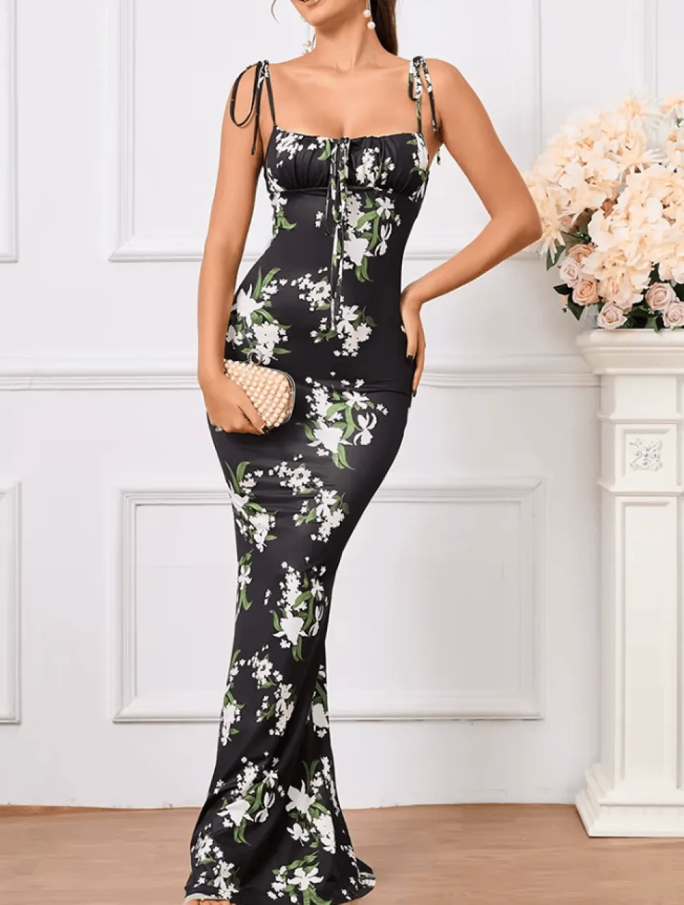 Robe noire motif fleuri moulante bretelles fines à nouer