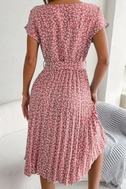 Robe plissée à fleurs et ceinture à nouer
