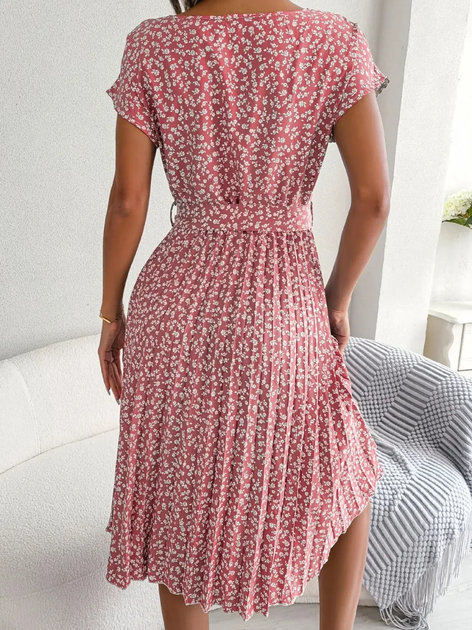 Robe plissée à fleurs et ceinture à nouer