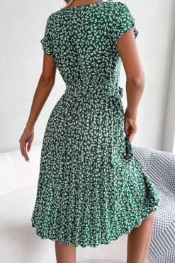 Robe plissée à fleurs et ceinture à nouer