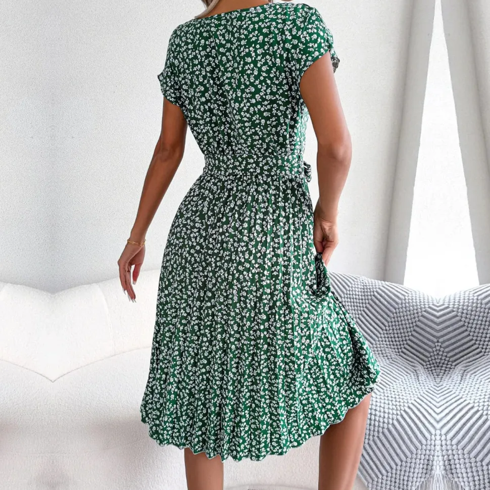 Robe plissée à fleurs et ceinture à nouer